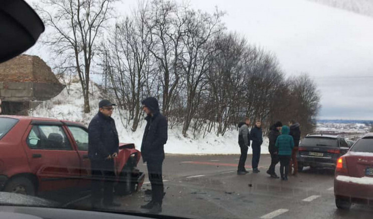 У Жовківському районі зіткнулися три авт…