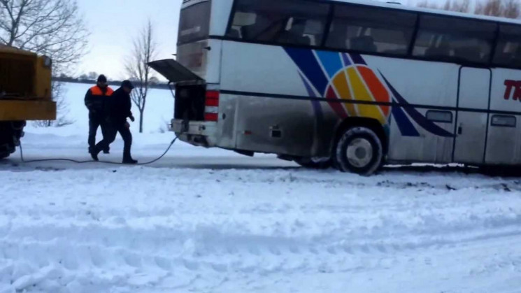 В снігах Яворівщини застряг автобус, яки…
