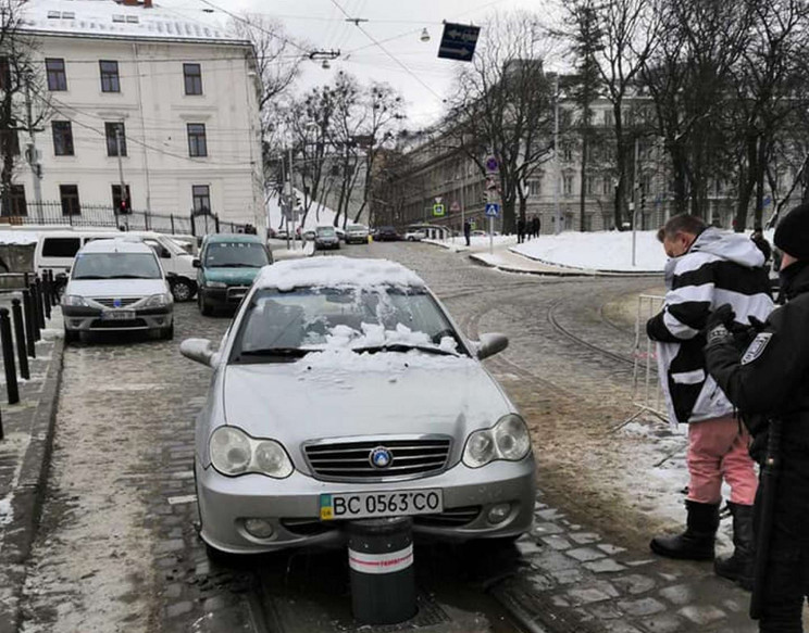У центрі Львова водій протаранив болард…
