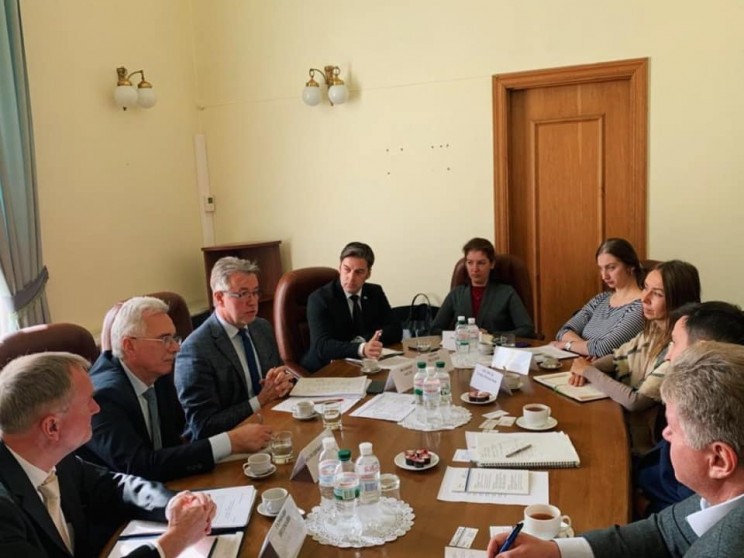 Земля "під ялинку": З якого скандалу поч…