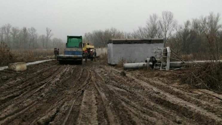 Півметра бруду і вантажівки газовиків: Ч…