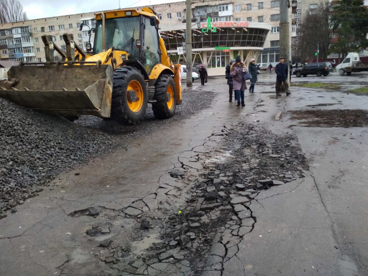 На Київській будівельники розтрощили афс…