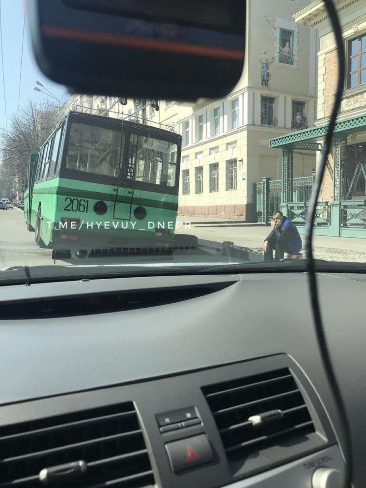 У Дніпрі тролейбус втратив колесо під ча…