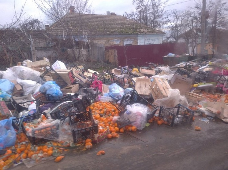 В центре Николаева из-за горы мусора час…