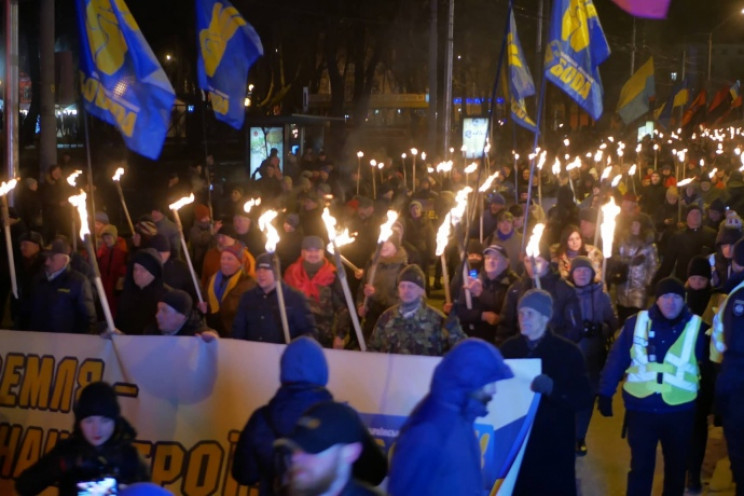 Националисты прошли факельным шествием о…