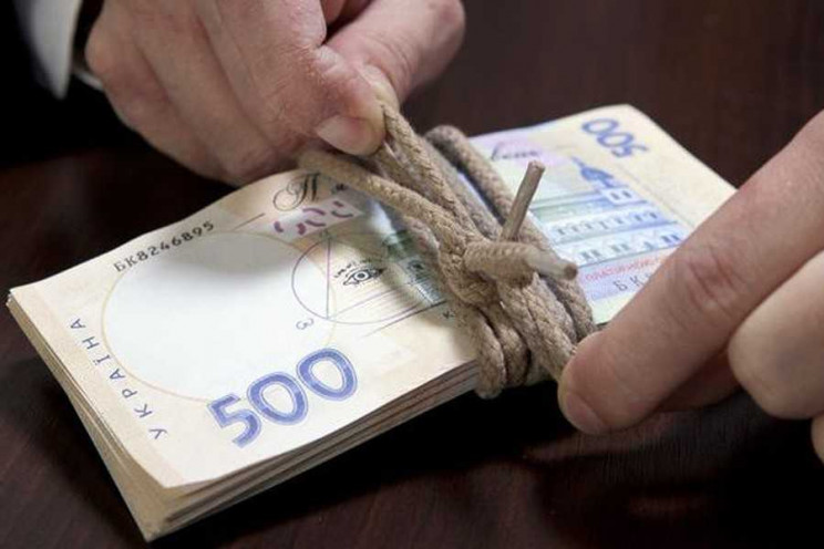 Результат пошуку зображень за запитом "На Закарпатті голова селищної ради привласнив мільйон гривень, виділених на ремонт доріг"