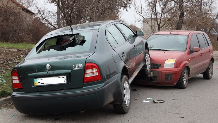 В Днепре автомобиль вылетел с дороги при…