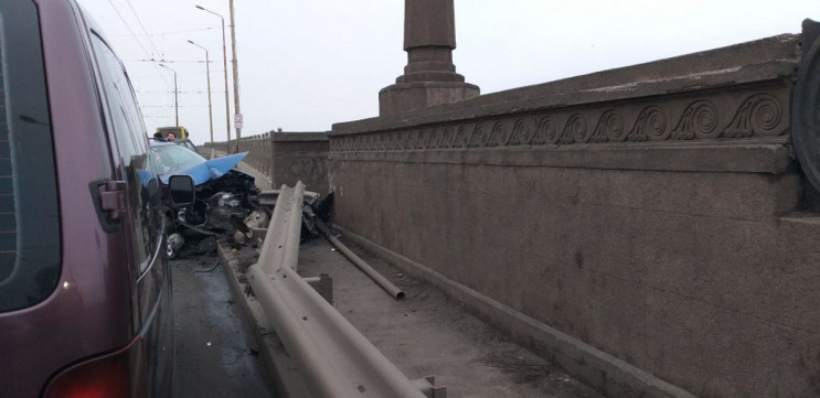 На мості у Дніпрі автівка зіткнулася із…
