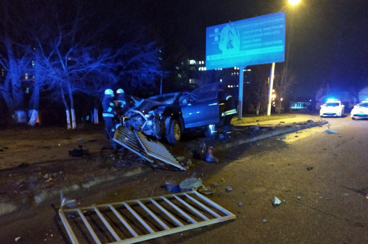 В Днепре автомобиль снес несколько секци…