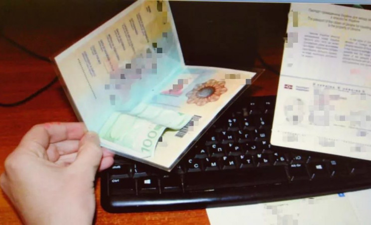 Результат пошуку зображень за запитом "Мукачівські прикордонники відмовилися від хабаря в €100"