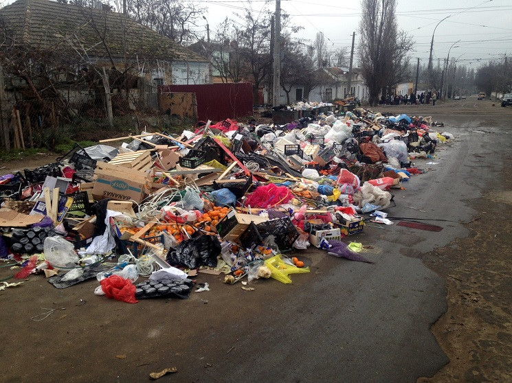 На одній з вулиць Миколаєва сміттям заси…