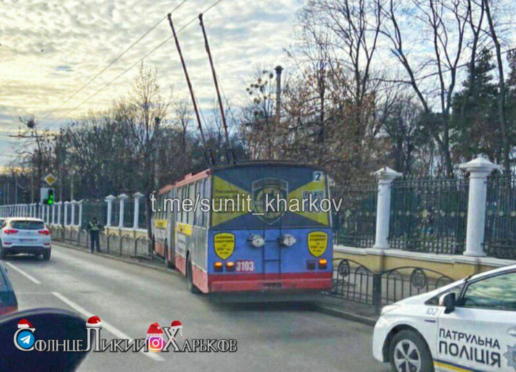 В центре Харькова троллейбус снес ограду…