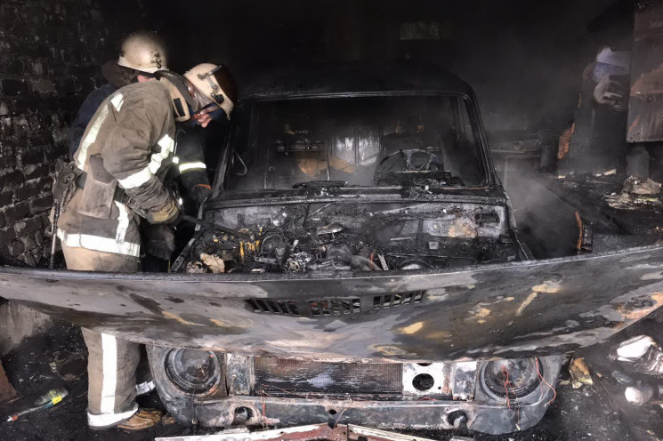 В Харькове сгорел гараж с "Нивой": Владе…