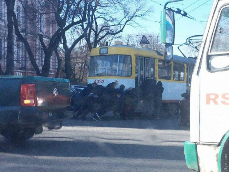 В Одессе пассажиры были вынуждены толкат…