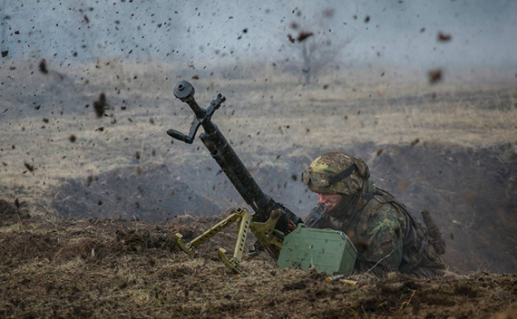 На Донбассе боевики ранили двух украинск…