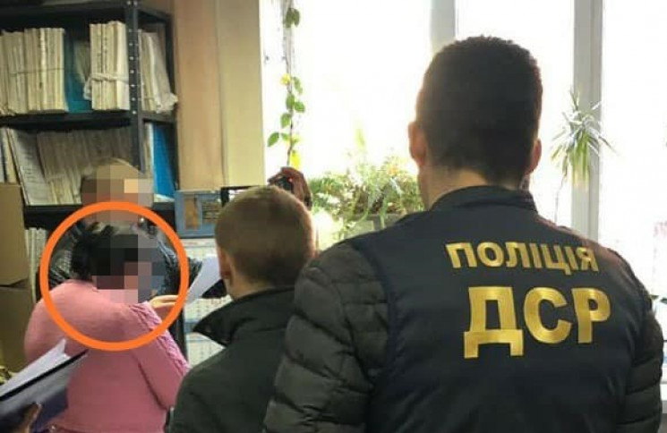 В Одесі на хабарі викрили чиновницю депа…