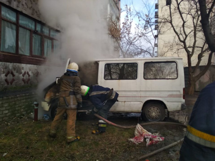 У Павлограді згорів припаркований під ба…