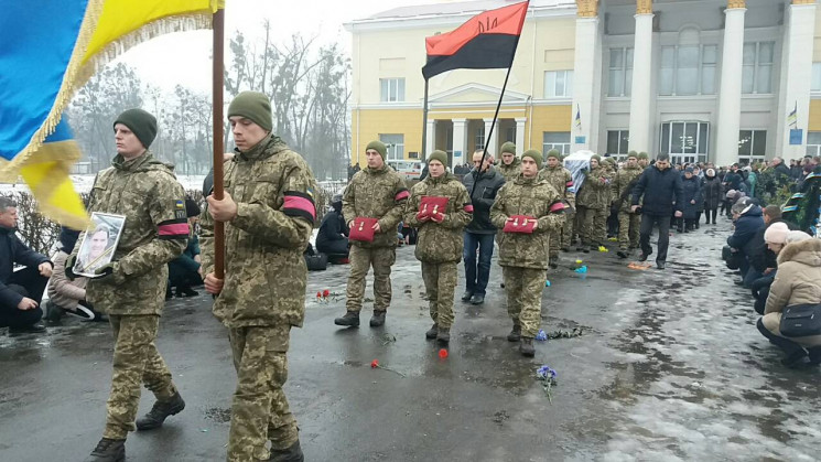 Люди на коленях провожали в последний пу…