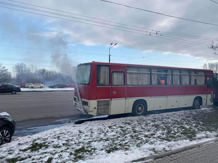 По Днепру ездил "автобус-паровоз"…