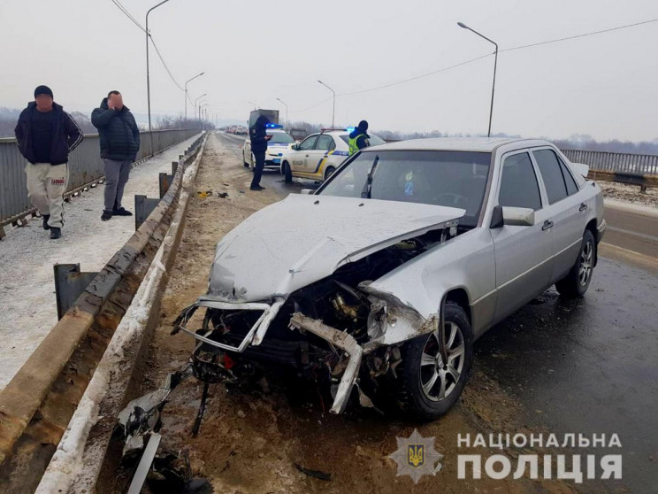 На Буковині Mercedes влетів у відбійник:…