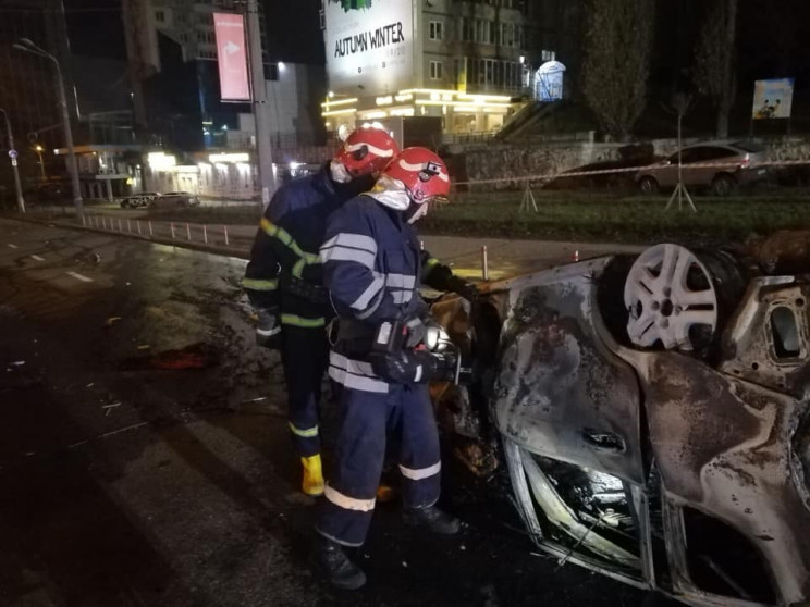 У Києві автівка зіткнулася з бетонним ст…