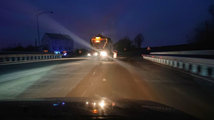 Півсотні машин та вдвічі більше людей чи…