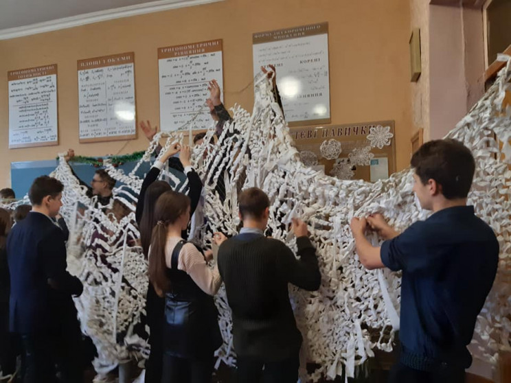 На Дніпропетровщині школярі сплели маску…