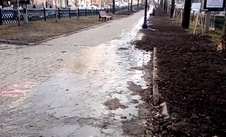 В центре Киева прорвало трубу: Вода тече…