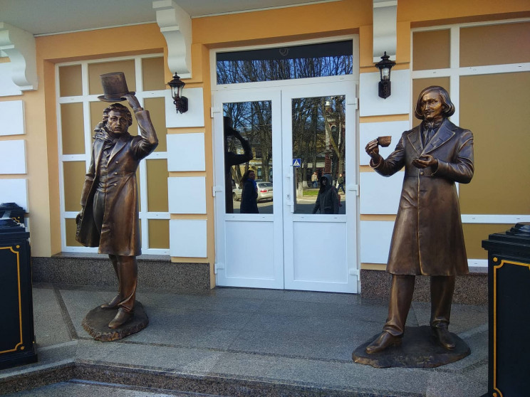 У Полтаві "зустрілись" Гоголь і Пушкін:…