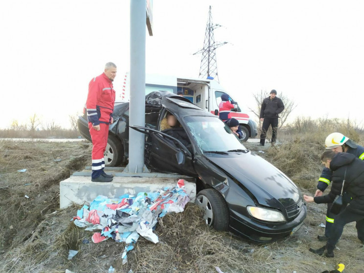 На Днепропетровщине машина врезалась в б…