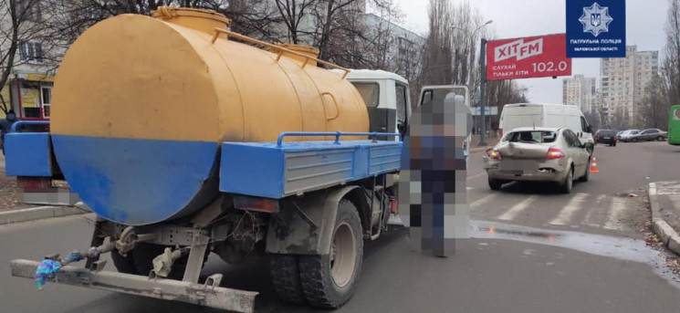 В Харькове грузовик "догнал" легковушку…