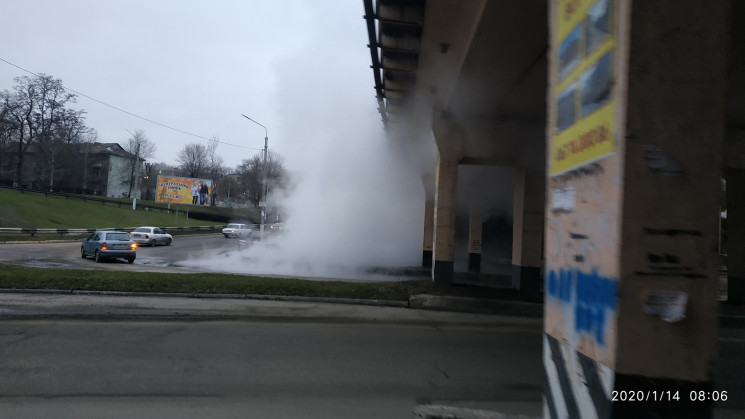 У Кам'янському під мостом виник водоспад…