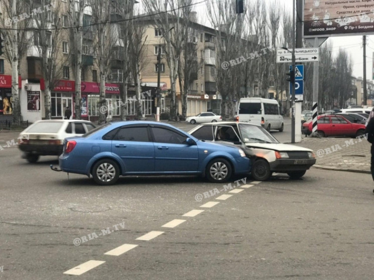 В Мелитополе "Шевроле" протаранил "Таври…