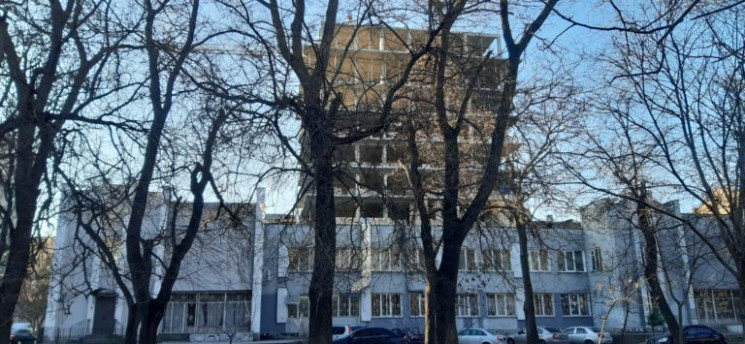 В центре Одессы влепили жилой дом в двор…