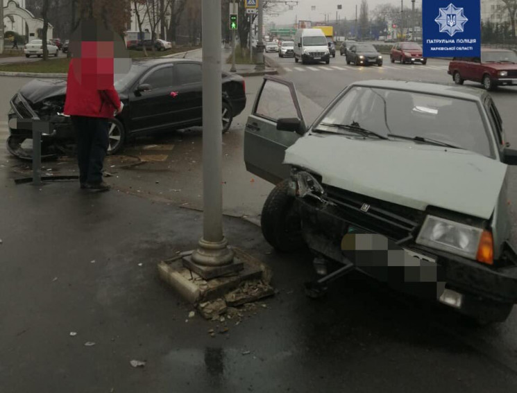 На проспекті в Харкові врізалися легкови…