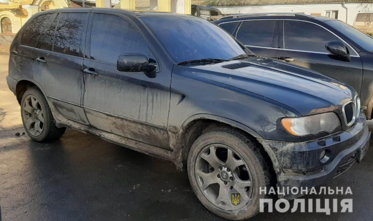 Трьох чоловіків, які грабували поштове…