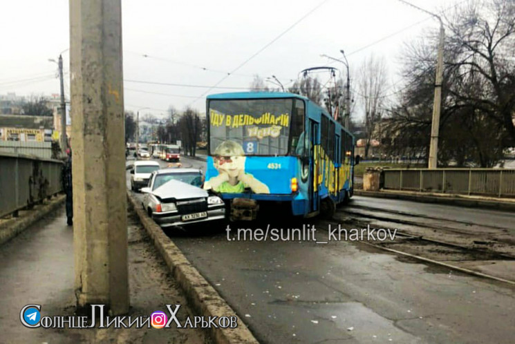 На мосту в Харькове трамвай слетел с рел…