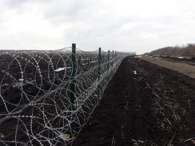 Прикордонники продовжують зводити "Стіну…