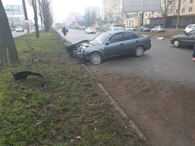 На Поскоте машина врезалась в дерево и з…