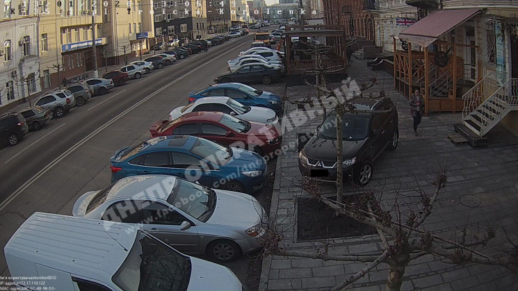 В Днепре автохам запарковал джип на трот…