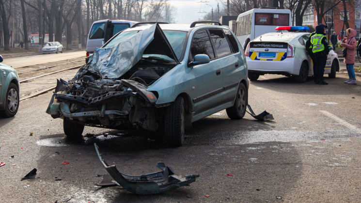 У Дніпрі водій розтрощив автівку об марш…