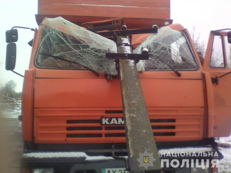 На Харьковщине бетонный столб упал на ка…