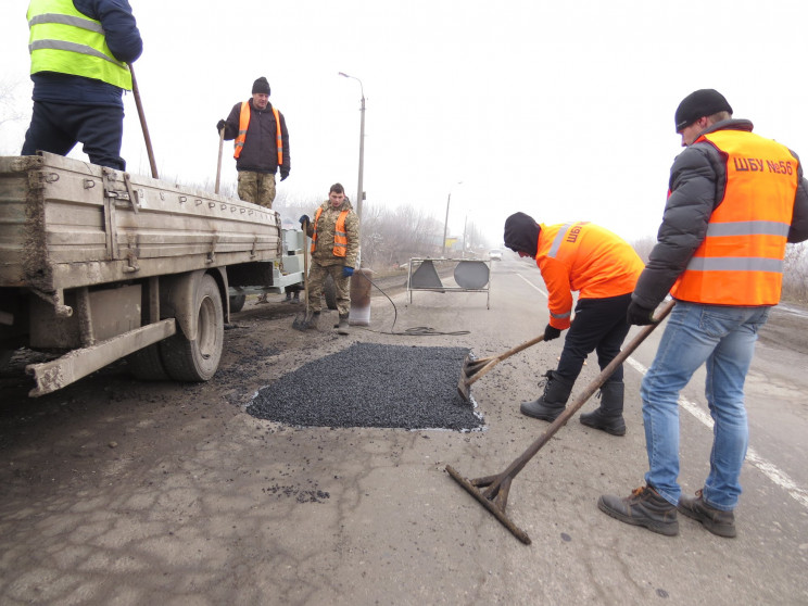 На Хмельниччині дорожники заходилися лат…