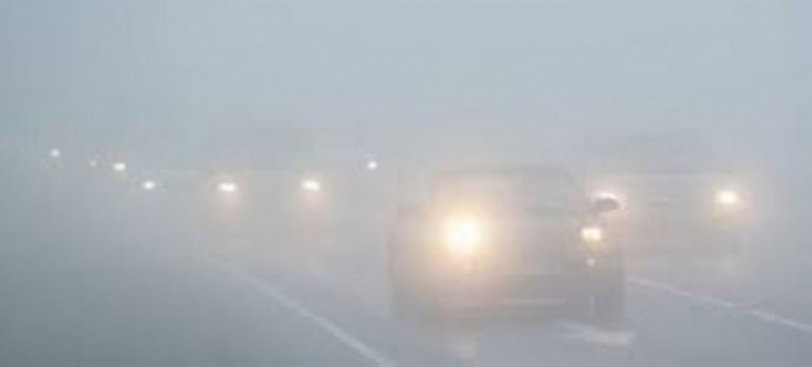 Через сильний туман видимість на дорогах…