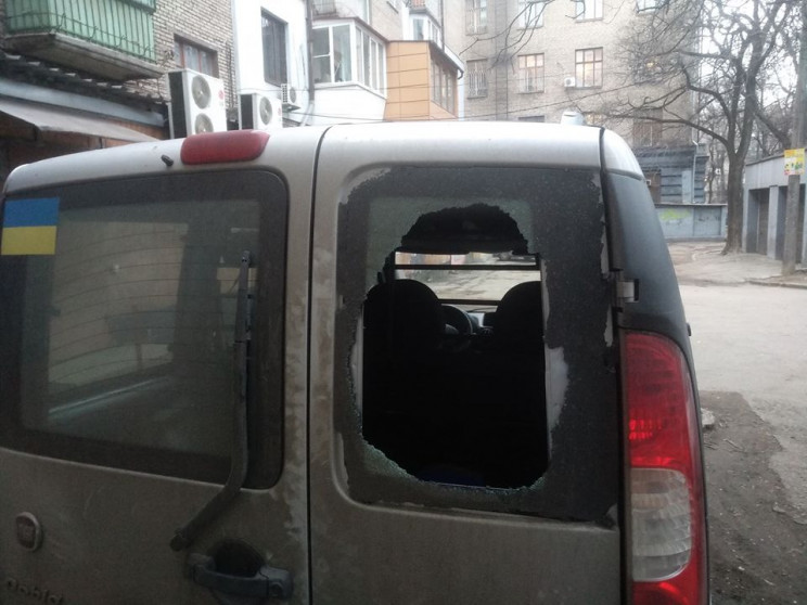 У Запоріжжі невідомі розбили автівку міс…