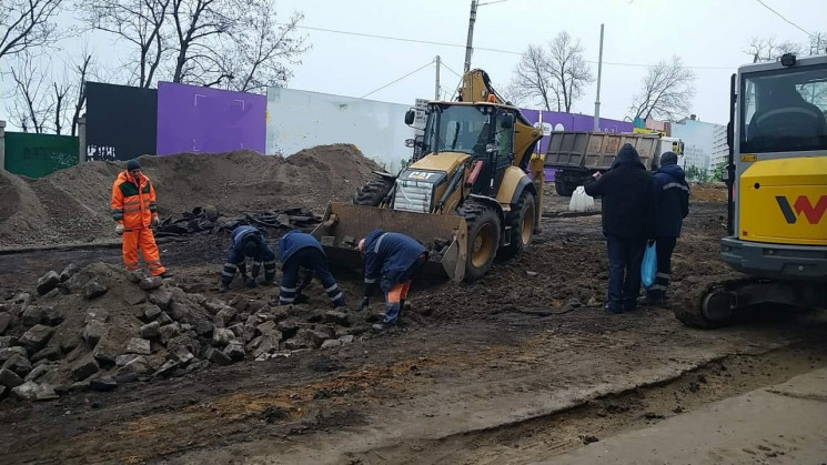 З узвозу Марінеско знімають гранітну бру…