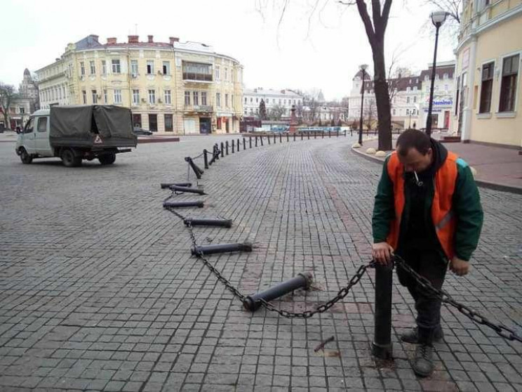 Вандали зламали близько десяти стовпчикі…