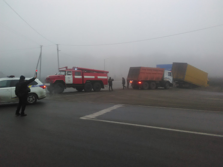 На Кропивниччині вантажівка злетіла з до…