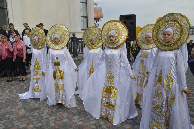 Крещение по-московски: По центру Днепра…