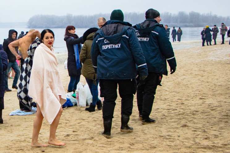 Жители Днепра на Крещение купались на пл…